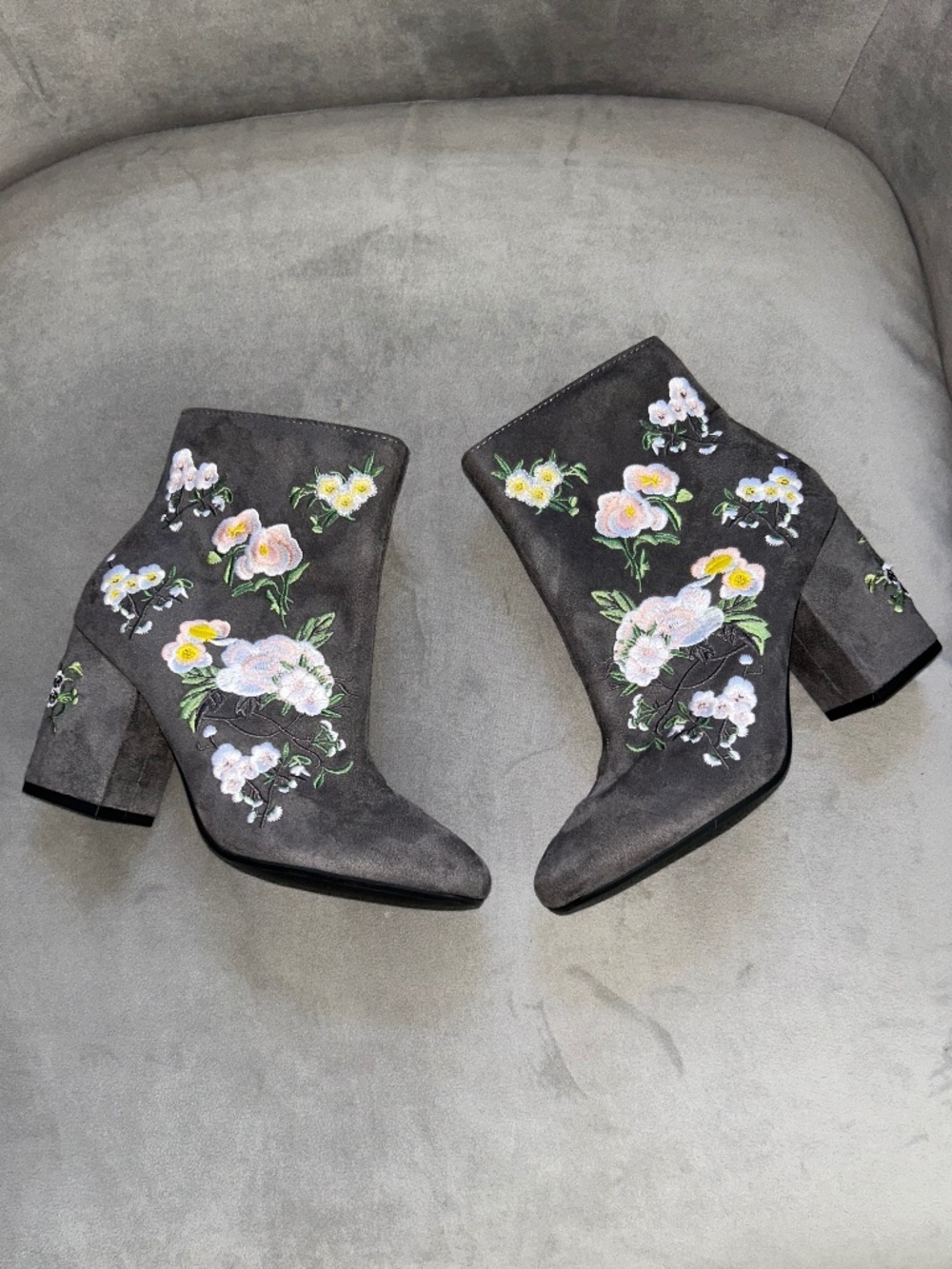 NEW seven dials Brystal embroidered boots 6.5